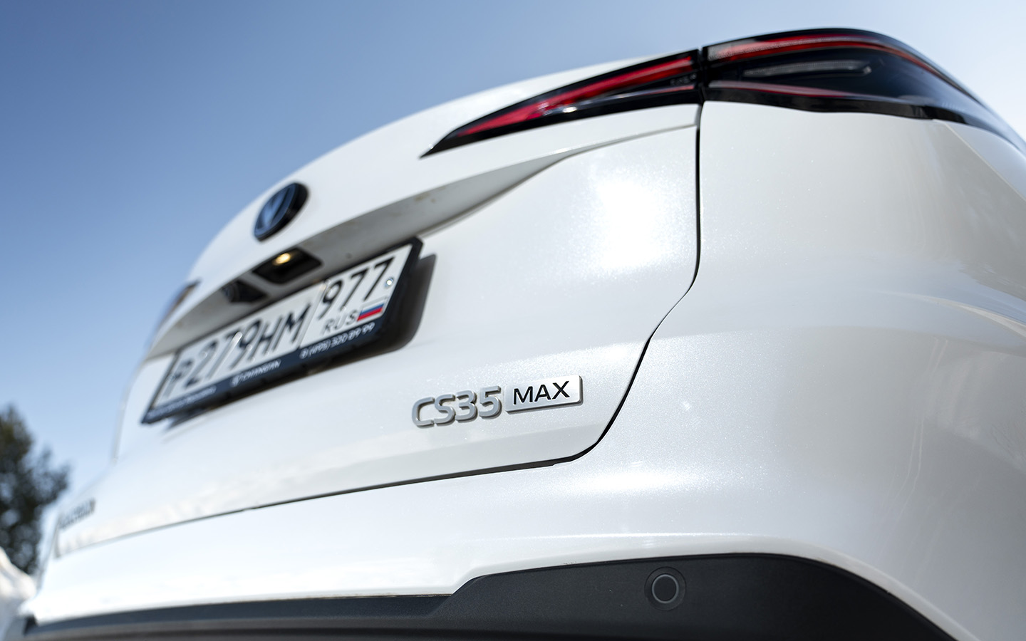 Нижняя часть крышки багажника из металла, верхняя &mdash; из пластика. Специально для снижения центра массы?