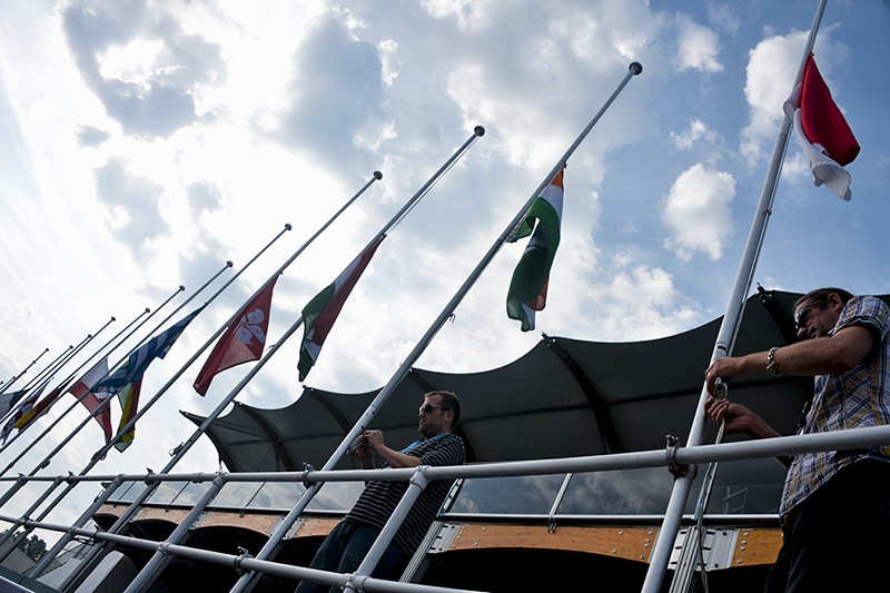 Сегодня в Голландии в память о жертвах трагедии будут приспущены все государственные флаги. Сотрудники международного авиационно-космического салона "Фарнборо-2014" также приспускают государственные флаги стран-участниц в знак траура по погибшим пассажирам и членам экипажа лайнера Boeing 777. 