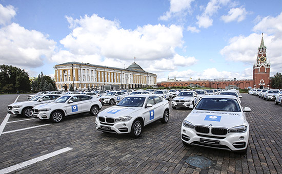 На Ивановской площади Московского Кремля перед церемонией вручения автомобилей российским спортсменам &mdash; победителям и призерам Игр XXXI Олимпиады в Рио-де-Жанейро,&nbsp;25 августа 2016 года




