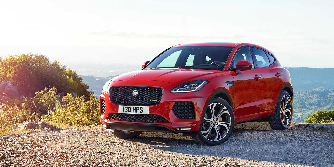 Jaguar привезет в Россию свой второй кроссовер &mdash; компатный E-Pace, который будет играть против BMW X1 и Mercedes GLA. У него большое расстояние между осями (2681 мм) и багажник объемом 577 литров. Кузов со спортивным силуэтом выполнен из стали и алюминия. Двигатели &mdash; только четырехцилиндровые: самый мощный бензиновый вариант развивает 249 л.с., а дизельный &mdash; 240 лошадиных сил. Такие машины оснащаются продвинутой системой полного привода с отдельной муфтой для каждого заднего колеса. Уже известны цены &mdash; от 2&nbsp;455&nbsp;000 рублей.