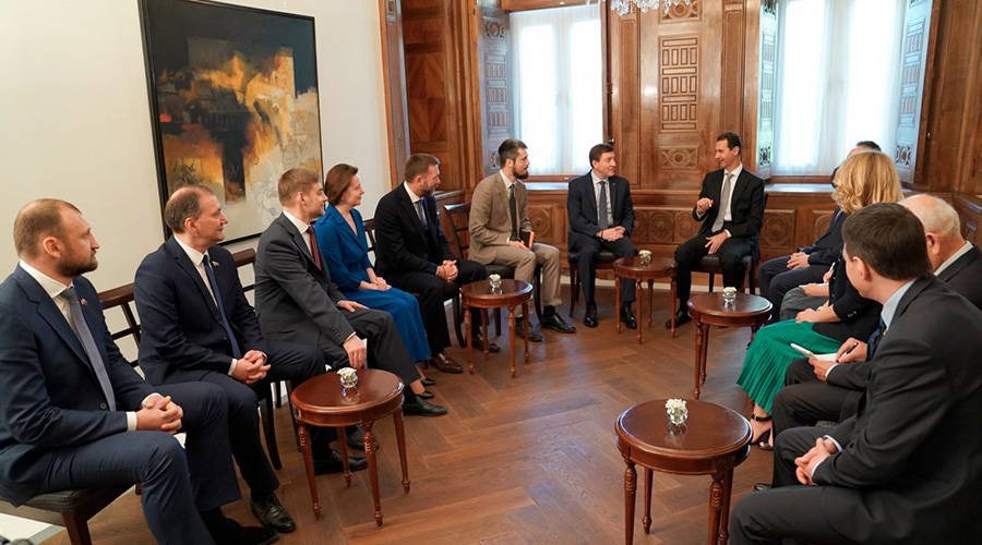 Башар Асад (шестой справа) и&nbsp;депутаты Госдумы