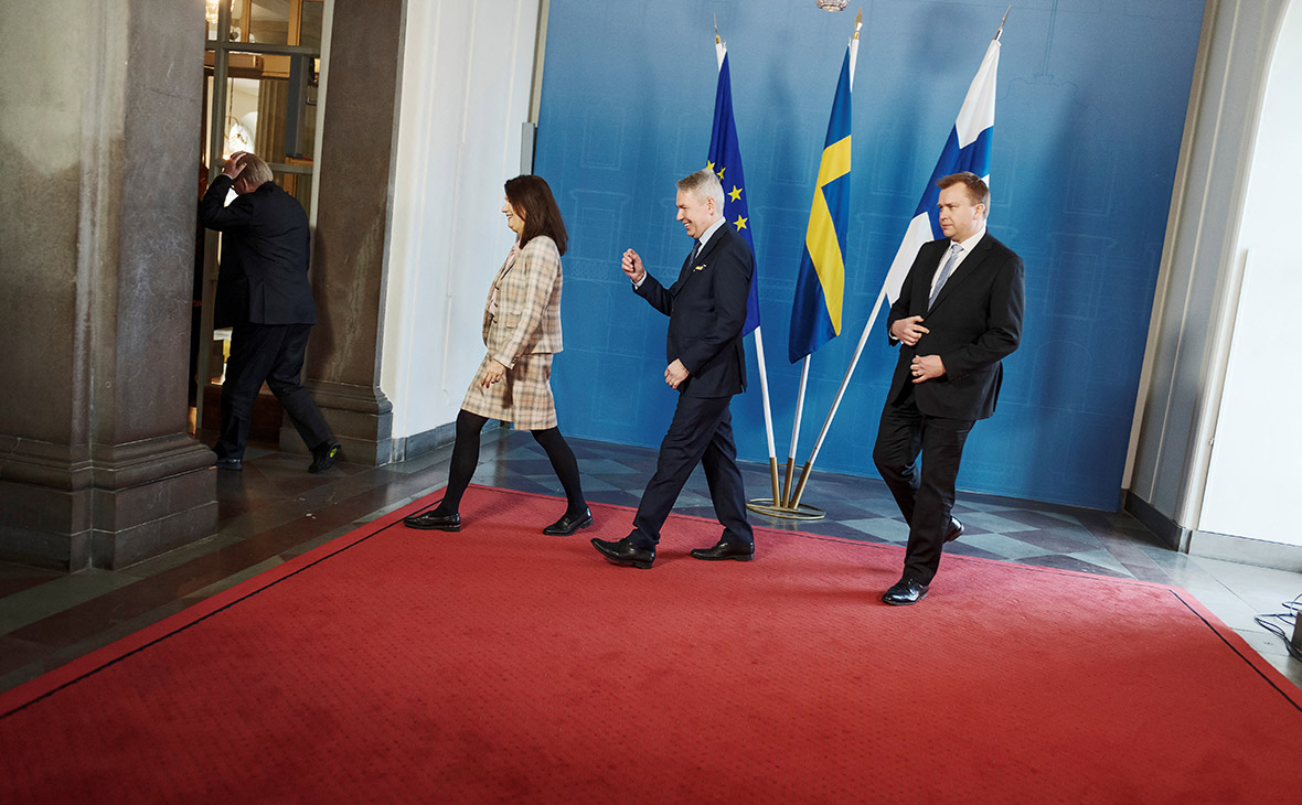 Министр обороны Швеции Петер Хультквист, министр иностранных дел Швеции Анн Линде, министр иностранных дел Финляндии Пекка Хаависто и министр обороны Финляндии Антти Кайкконен&nbsp;(слева направо)