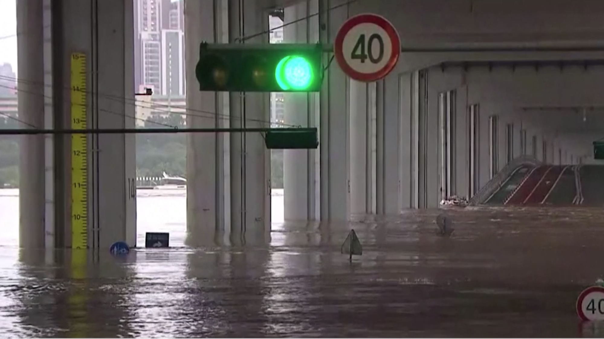 В Сеуле семь человек погибли из-за сильных ливней. Видео