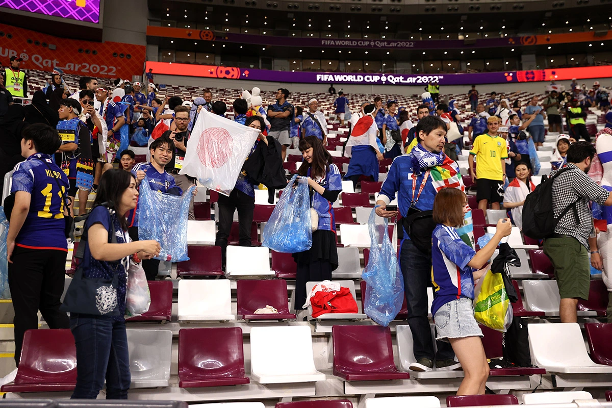 Японские болельщики убирают мусор после матча