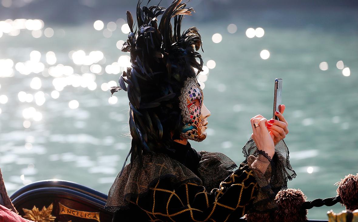 Гондолы и маски: в Венеции открылся традиционный карнавал