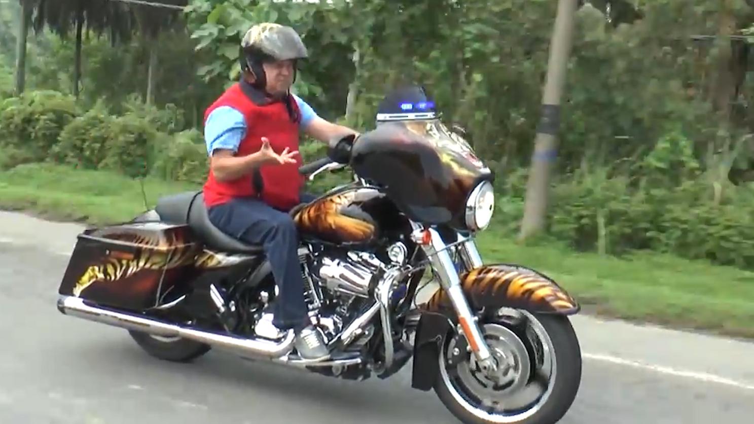 Как миллиардер на Harley-Davidson принес присягу и стал королем Малайзии