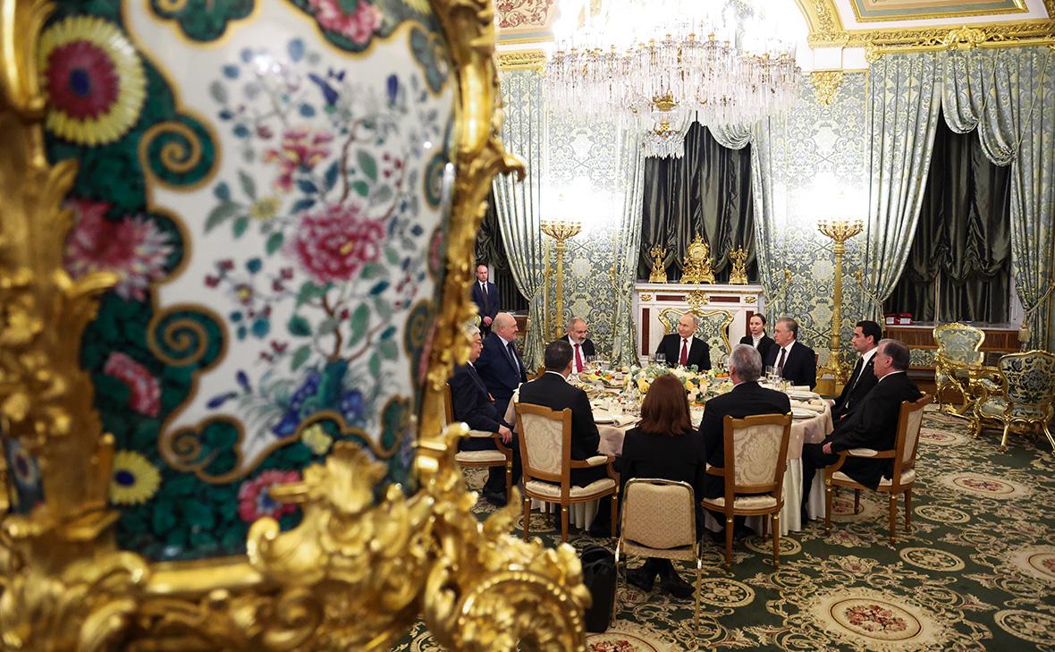 Лидерам ЕАЭС на юбилейном саммите в Москве подали борщ с пампушками