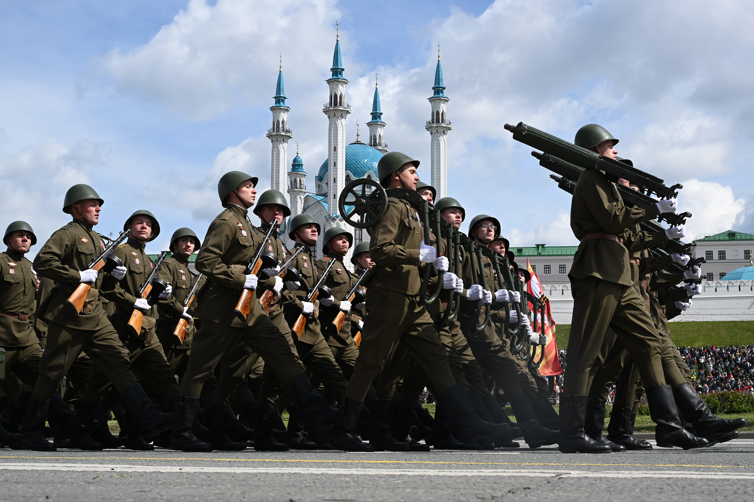 Торжественное прохождение военнослужащих в форме военных лет на военном параде на площади Тысячелетия в Казани, посвященном 79-й годовщине Победы в Великой Отечественной войне.