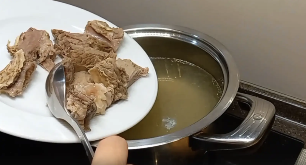 Добавьте мясо в бульон