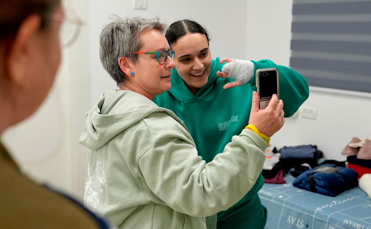 Эмили Дамари (справа) встретилась со своей матерью после 471 дня пребывания в плену у ХАМАС, 19 января 2025 года