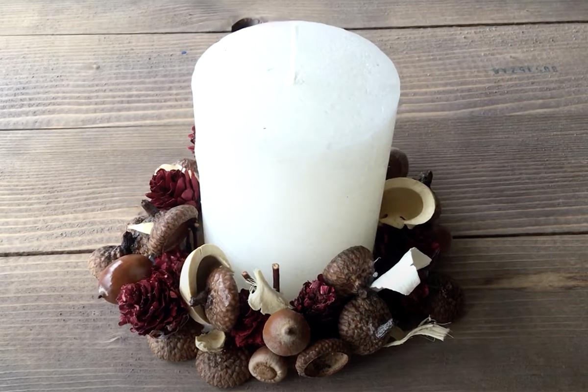 Подсвечник, украшенный желудями, добавит тепла и уюта осенним вечерам