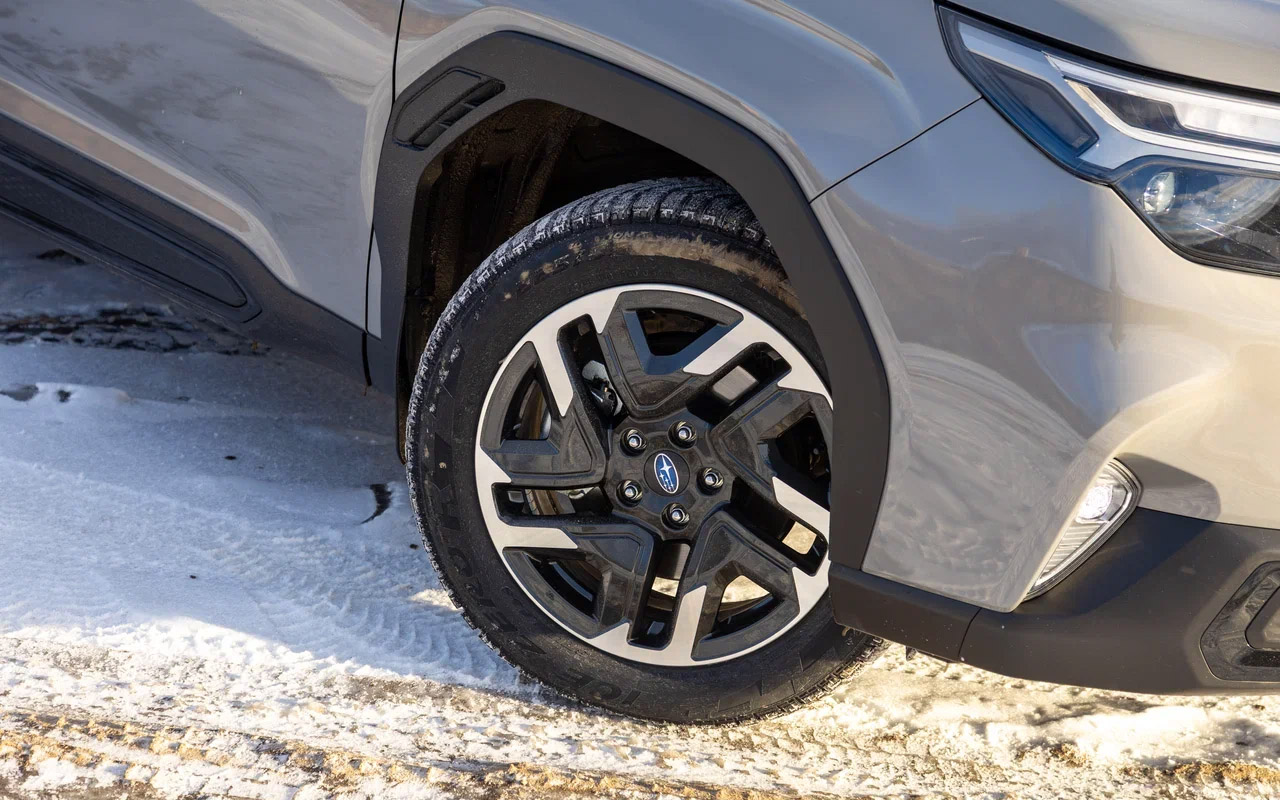 Даже 18-дюймовые колеса на новом&nbsp;Subaru Forester смотрятся мелковатыми, зато профиль шин высокий&nbsp;&mdash; не пробьешь