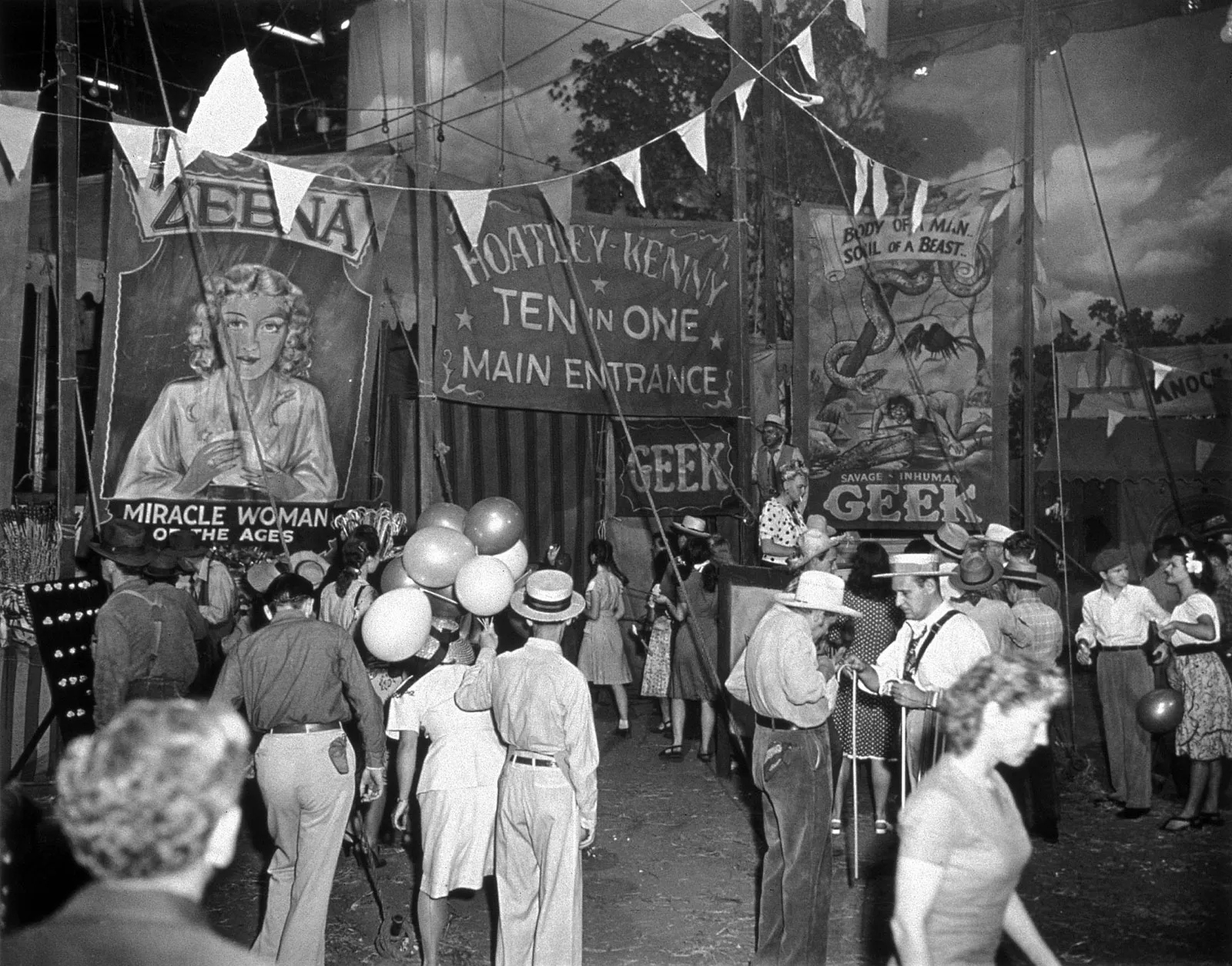 Зрители, которые пришли посмотреть на выступление гиков, 1946 год