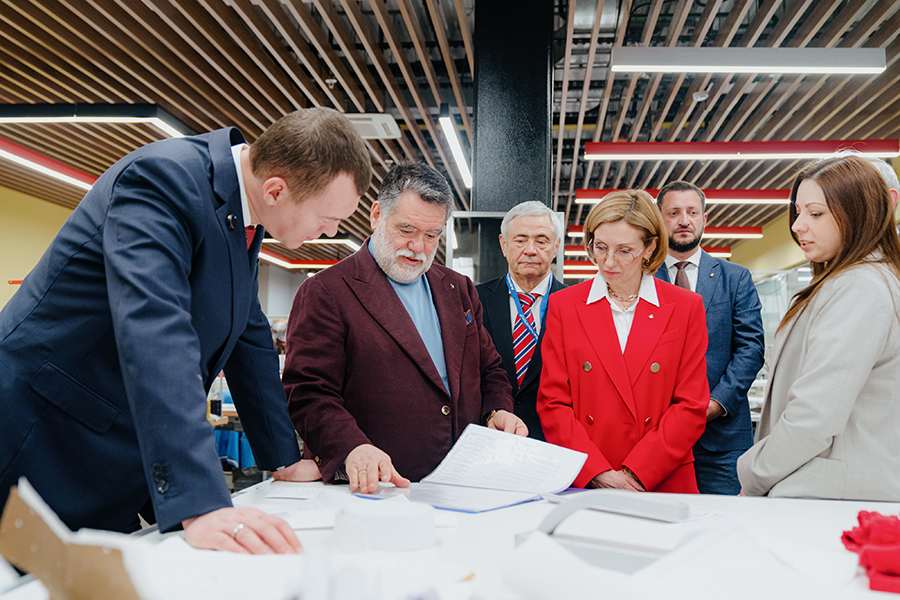 При подписании контракта присутствовали глава ОКР и министр спорта России Михаил Дегтярев, председатель координационного совета группы компаний Bosco di Ciliegi Михаил Куснирович и губернатор Калужской области Владислав Шапша.