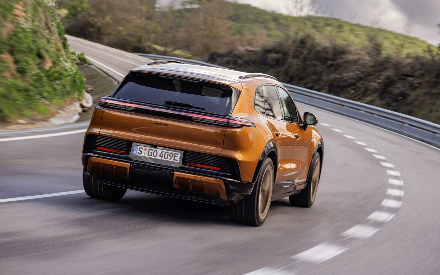 Скоростные повороты &mdash; то, где Porsche Cayenne Electric чувствует себя на своем месте