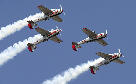 Самолеты Як-52 во&nbsp;время показательного полета на&nbsp;авиакосмической выставке &laquo;Аэро Индия-2015&raquo;