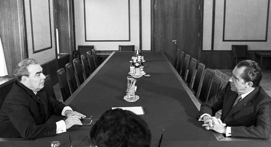 Следующей встречи руководителей США и Советского Союза пришлось ждать больше десяти&nbsp;лет. За это время страны пережили одно из самых серьезных испытаний за всю историю: случившийся в 1962 году Карибский кризис едва не привел к началу ядерной войны.

Ближе к концу 1960-х годов отношения начали постепенно налаживаться &mdash;&nbsp;этот период в истории получил название &laquo;разрядка&raquo;. В мае 1972 года президент США Ричард Никсон совершил первый в истории визит в СССР, в ходе которого было подписано несколько важнейших документов, в том числе договоры об ограничении стратегических наступательных вооружений и об ограничении систем противоракетной обороны.

На фото: Леонид Брежнев и Ричард Никсон во время встречи в Москве
