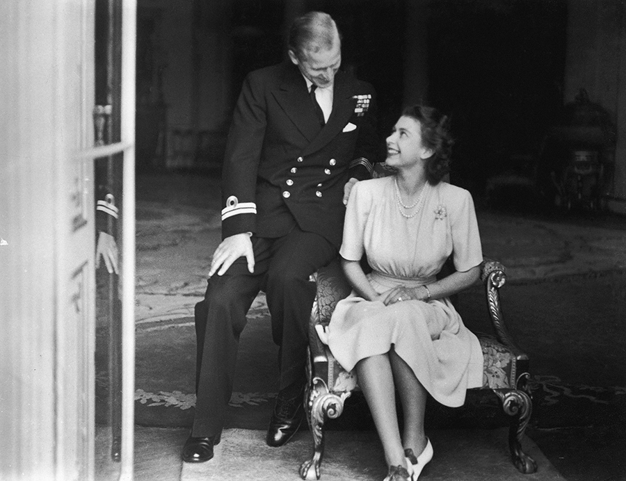 Филипп привлек внимание Елизаветы в 1939 году, когда ему было 18, а ей 13 лет. Георг VI вместе с семьей посетил свою альма-матер&nbsp;&mdash; Королевский военно-морской колледж в Дартмуте, где тогда учился будущий избранник его дочери. Филипп планировал сделать карьеру на флоте. По словам няни королевы Мэрион Кроуфорд, Елизавета сразу обратила внимание на светловолосого и голубоглазого юношу, а во время совместного обеда он заставил девушку покраснеть. Кроме того, Маргарет Роудс, двоюродная сестра королевы, написала в автобиографии, что Елизавета была искренне влюблена с самого начала. Молодые люди поженились восемь лет спустя после&nbsp;первой встречи