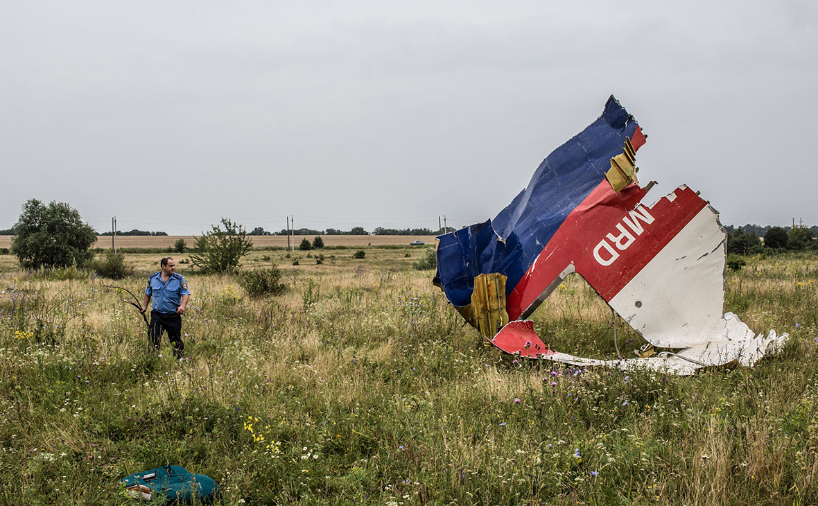 Фрагмент самолета на месте крушения рейса MH17
