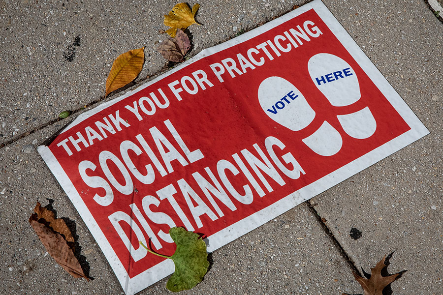 Знак для соблюдения социальной дистанции возле избирательного участка в Вашингтоне