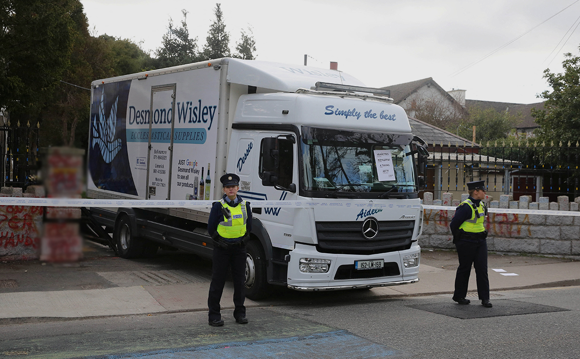 В Дублине неизвестный въехал на грузовике в ворота комплекса посольства России