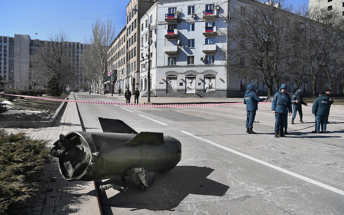 Фрагмент украинской ракеты &laquo;Точка-У&raquo; возле Дома правительства в Донецке