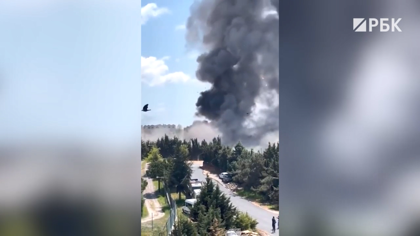 Три человека погибли во время пожара на заводе в Стамбуле
