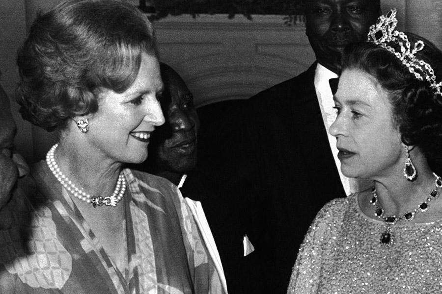 Маргарет Тэтчер, срок полномочий: 1979&ndash;1990.

На фото Елизавета II и Маргарет Тэтчер на приеме в честь 39 глав делегаций, участвующих в конференции Содружества, 1 августа 1979 года. Конференция прошла в Лусаке (Замбия), куда королева приехала с семидневным государственным визитом. Маргарет Тэтчер была первой женщиной на посту премьер-министра Великобритании. Она занимала должность 11 лет, что стало рекордом за более чем 150 лет. Тэтчер умерла 8 апреля 2013 года после перенесенного инсульта