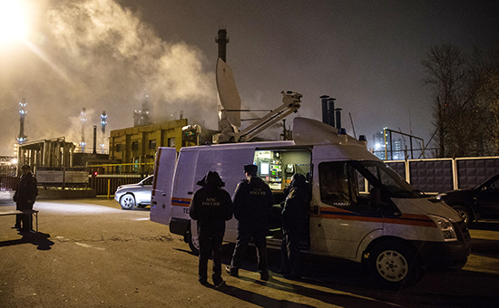 Сотрудники МЧС возле Московского нефтеперерабатывающего завода, 10 ноября 2014 год
