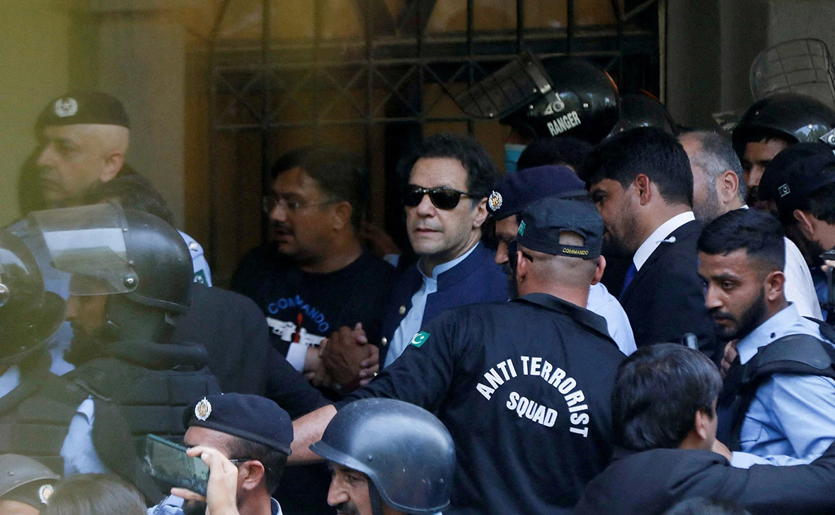 Akhtar Soomro / Reuters