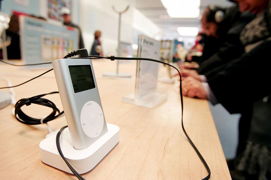 Покупатели рассматривают iPod в фирменном магазине Apple, 2004 год