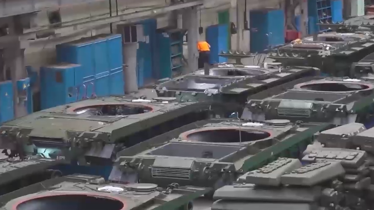 Шойгу посетил выпускающий танки омский завод