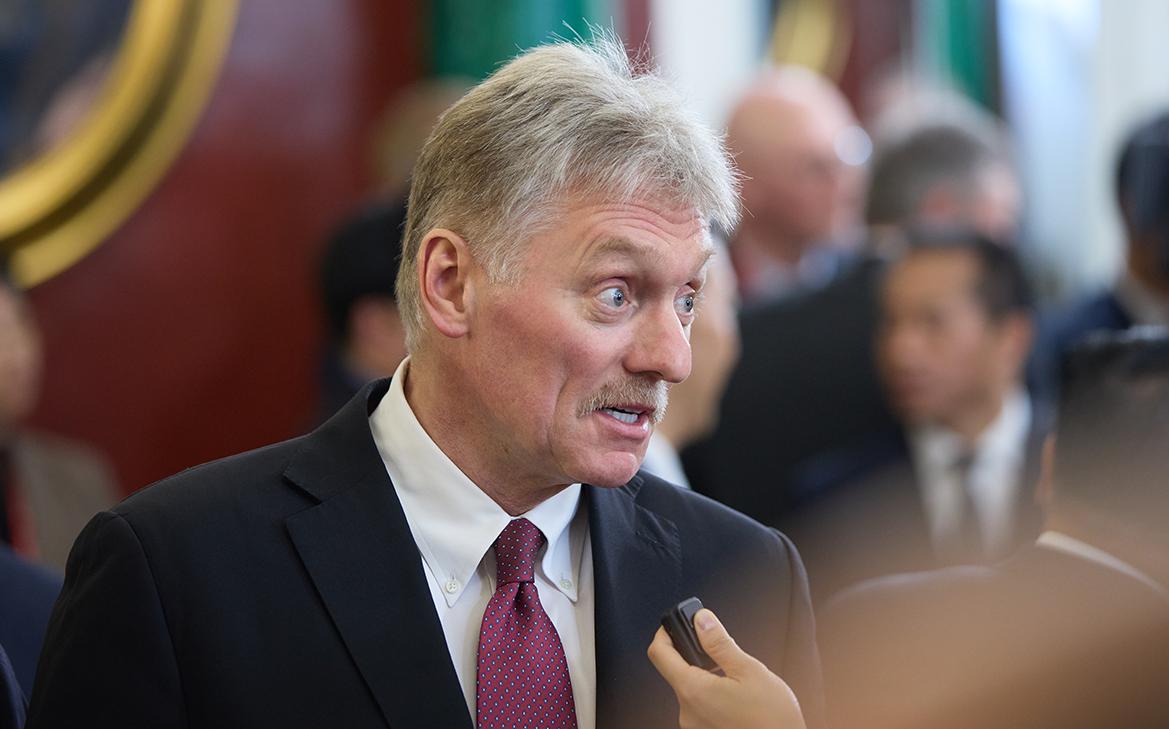Песков объяснил исчезновение и появление крестов на эмблеме Кремля