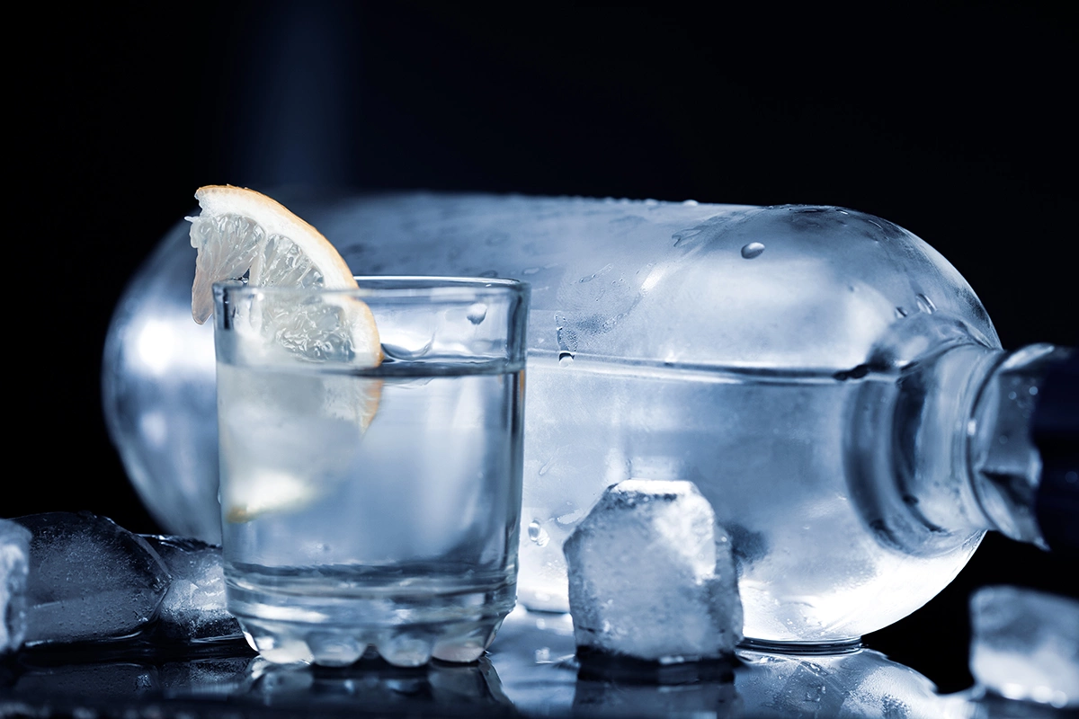 Стоимость самой недорогой водки в России, согласно минимальной розничной цене (МРЦ), установленной Минфином в конце 2024 года, составляет 349 руб. за 0,5 л