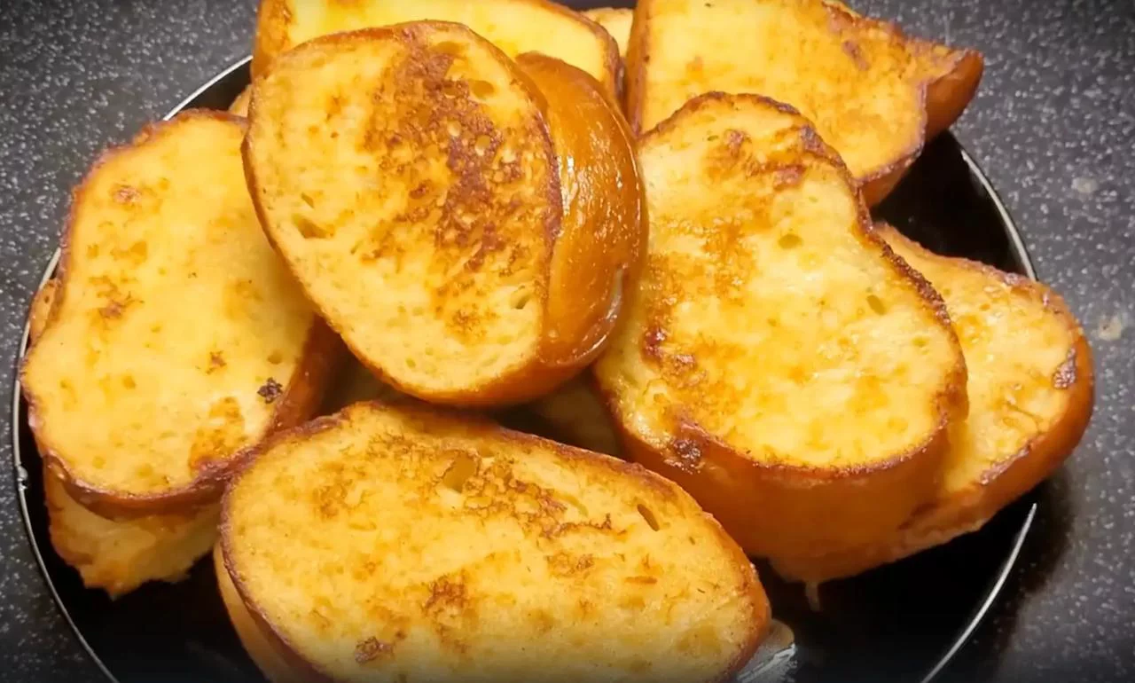 Подавайте гренки сразу после приготовления