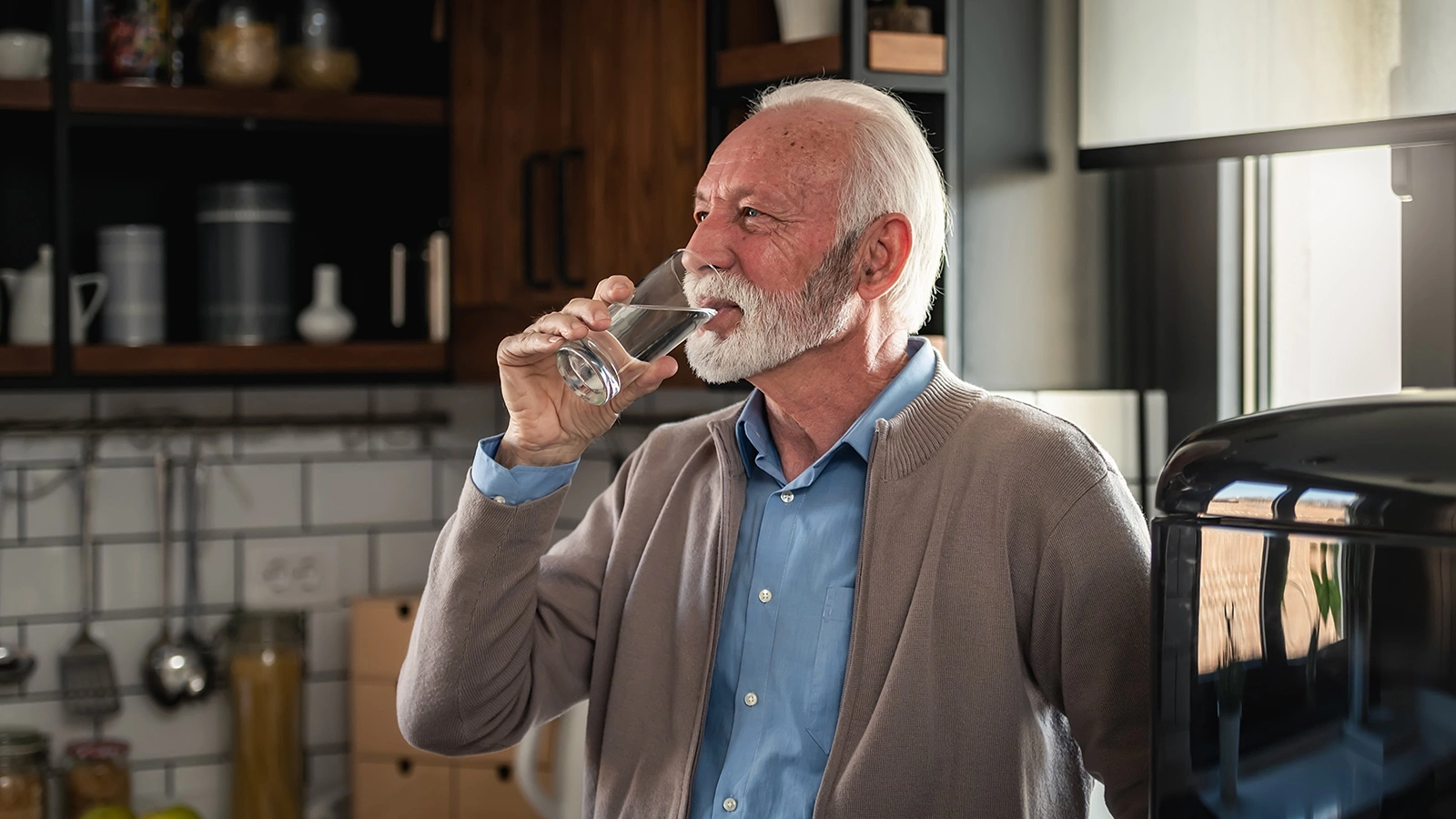 Полезнее пить часто и понемногу, так как употребление большого количества жидкости за один прием влечет за собой большую нагрузку на сердце