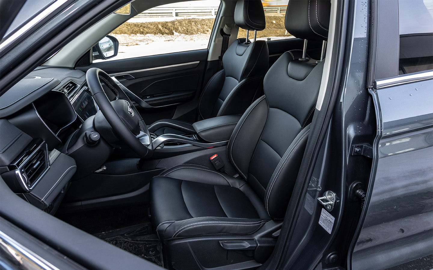 В погоне за экономией белорусы лишили среднюю комплектацию Style электроприводов водительского кресла;&nbsp;они доступны только в старшей Prestige