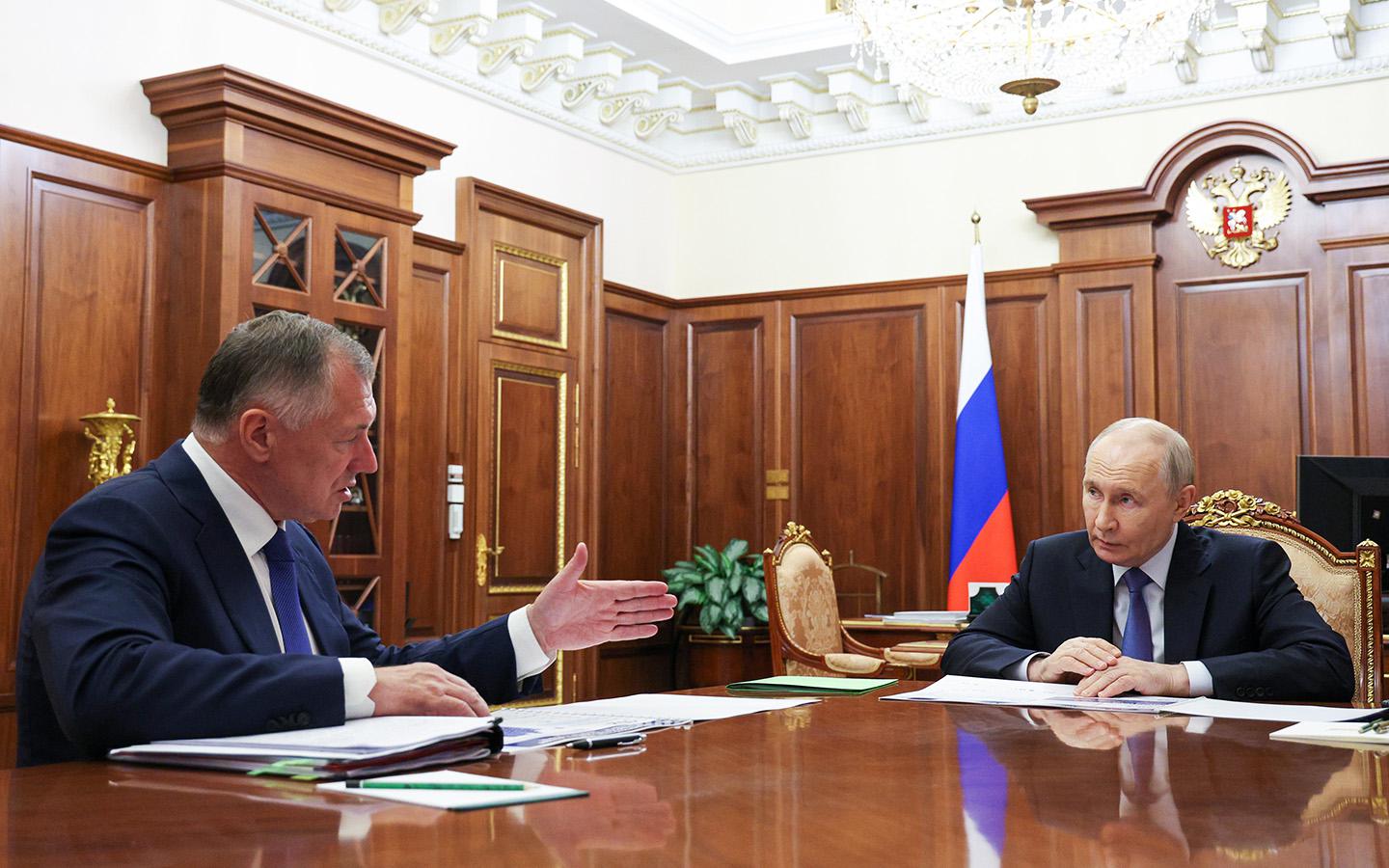 Вице-премьер РФ Марат Хуснуллин и Президент РФ Владимир Путин (слева направо) во время встречи в Кремле, 16 июля 2026 года