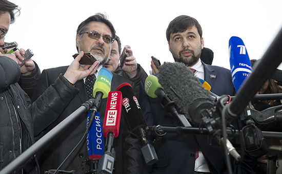 Полномочные представители ДНР и ЛНР Денис Пушилин (справа) и Владисал Дейнего в международном аэропорту Минска