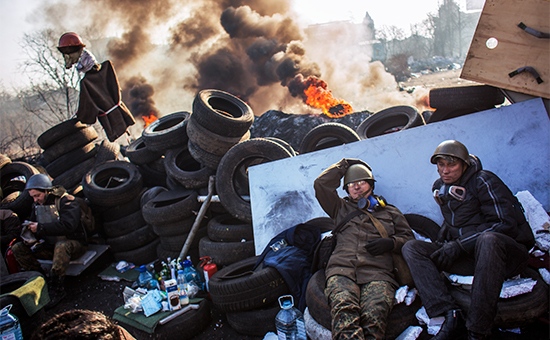 Сторонники радикальной оппозиции на&nbsp;баррикаде на Институтской улице в&nbsp;Киеве. Февраль 2014 года