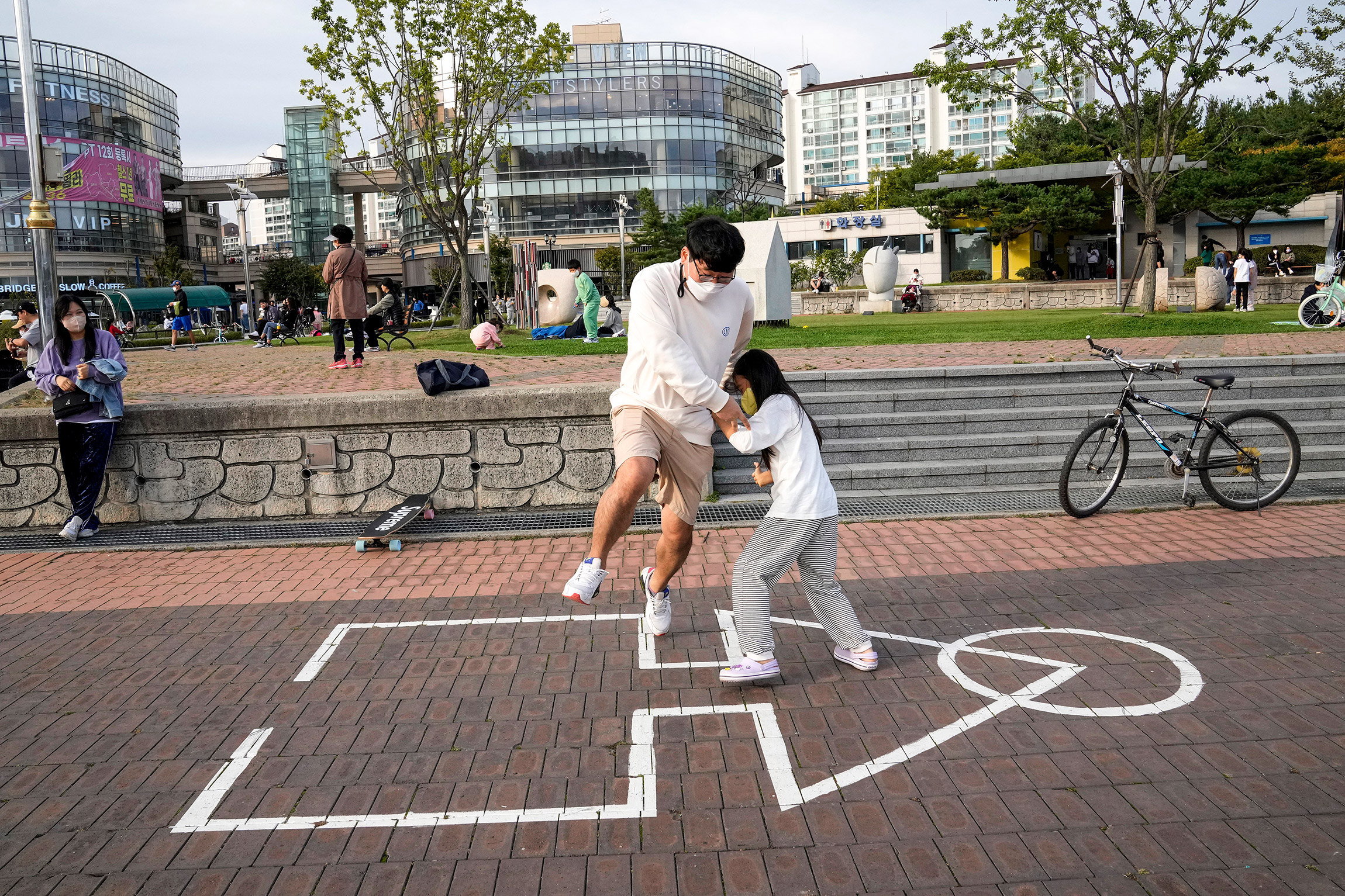11 октября, Коян (Южная Корея). Мужчина и его дочь принимают участие в &laquo;игре в кальмара&raquo;