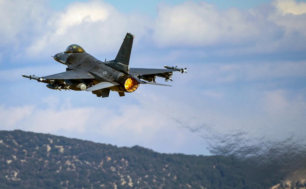 В США республиканцы поддержали передачу Украине истребителей F-16"/>













