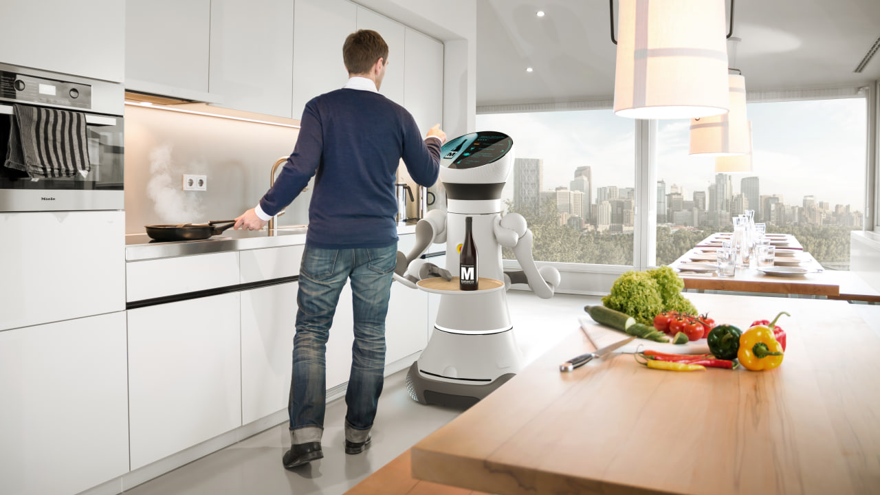 Робот-помощник Care-O-bot 4 может отвечать на вопросы и подносить предметы.