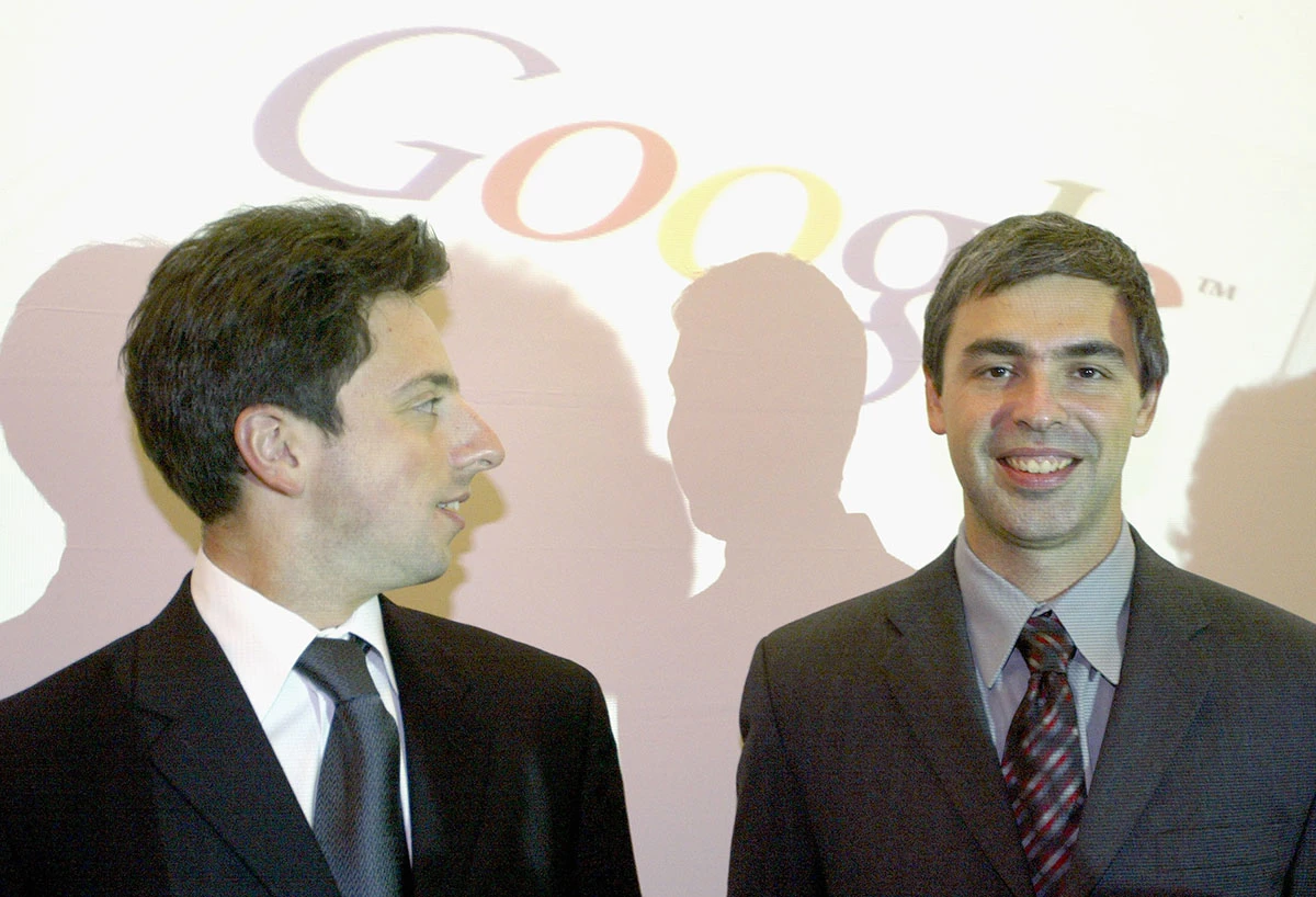 <p>На фото: Основатели Google Сергей Брин (слева) и Ларри Пейдж (справа) на пресс-конференции во время открытия Франкфуртской книжной ярмарки. Франкфурт-на-Майне, Германия, 7 октября 2004 года</p>