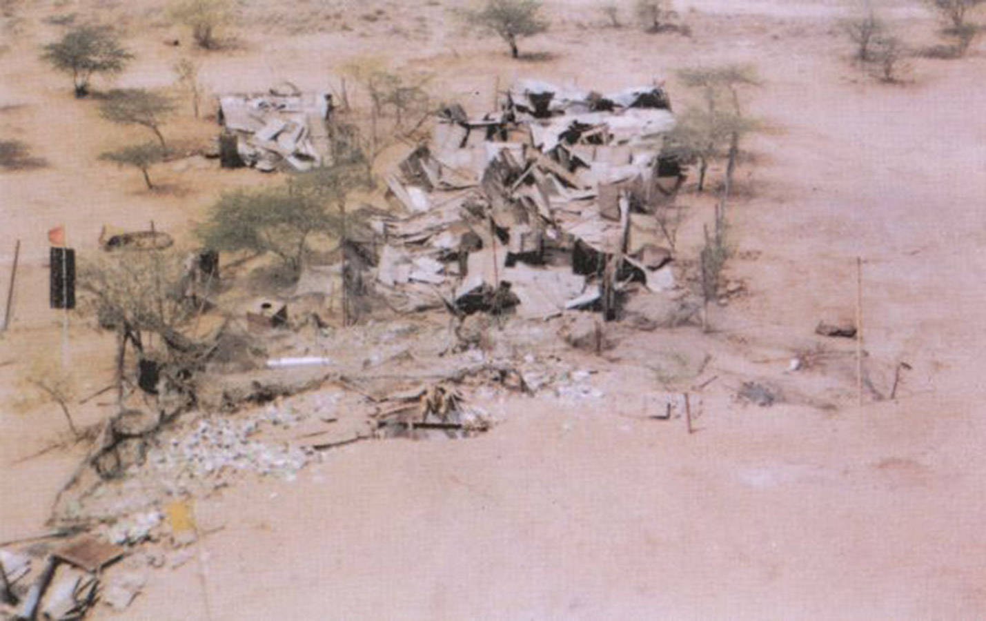 На фото: разрушения после испытания индийской термоядерной бомбы Shakti.

11 и 13 мая 1998 года Индия провела два подземных ядерных испытания под кодовым названием &laquo;Шакти-98&raquo; (&laquo;Могущество&raquo;) на своем подземном испытательном полигоне Покхран. В отличие от первого испытания 1974 года, на этот раз ее руководство не заявляло о том, что эти взрывы &laquo;мирные&raquo;. Напротив, власти прямо сказали об их военной природе. Цель таких взрывов&nbsp;&mdash; демонстрация своей военной мощи соседнему Пакистану, с которым Дели находится в состоянии конфликта с момента обретения независимости в 1947 году