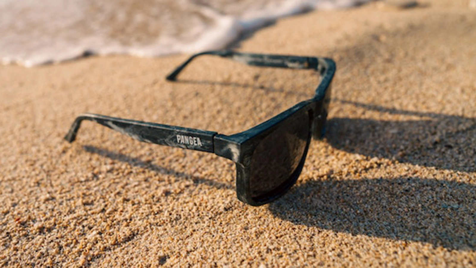 <p>Экологичные солнцезащитные очки OceanGuard&nbsp;&mdash; разработка бренда Pangea, который стремится очистить планету от мусора</p>