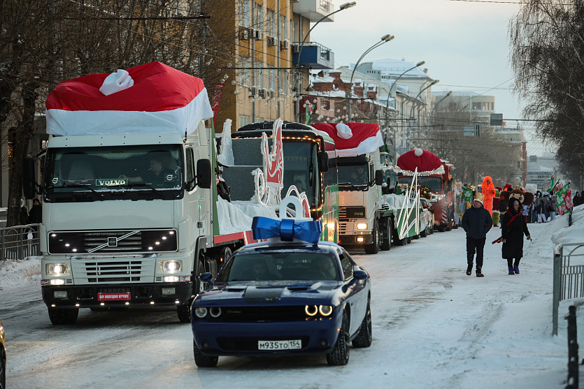 В колонне прошли ретро-автомобили, автобусы и снегоуборочная техника