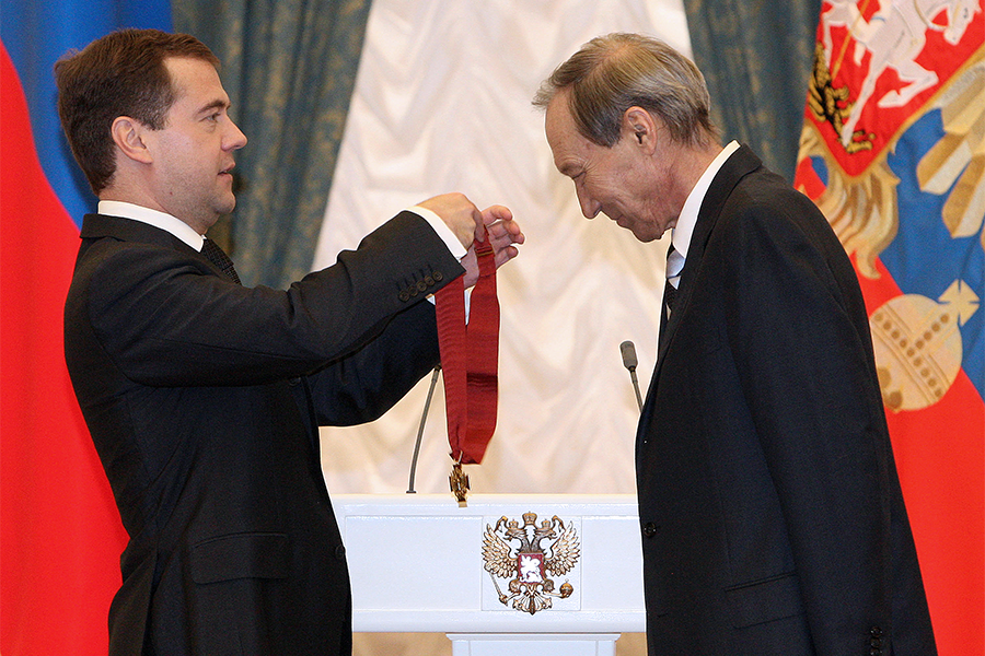 Дмитрий Медведев и Олег Янковский (справа) во время вручения ордена «За заслуги перед Отечеством» II степени. 2009 год