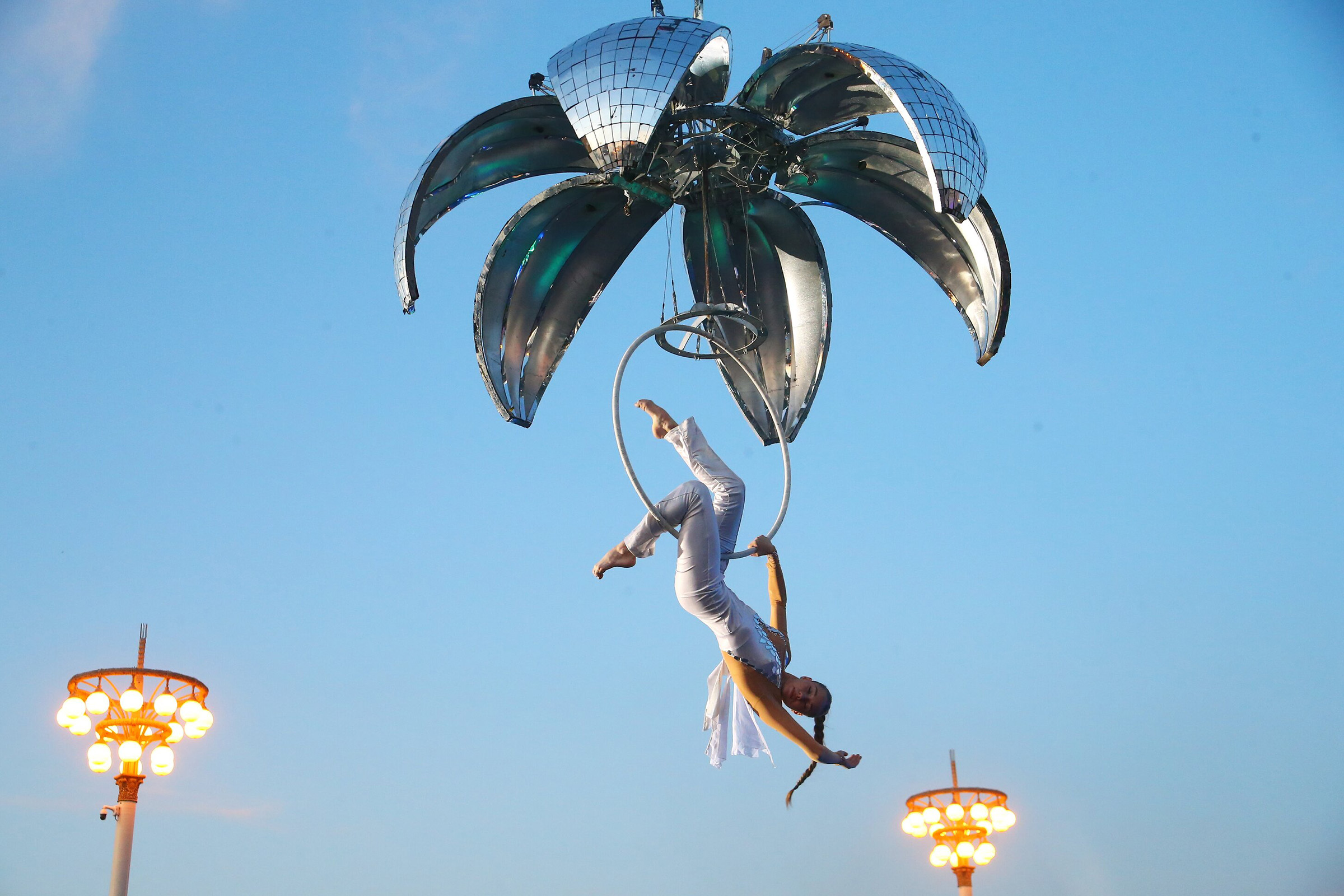 Для выпускников развернули более 15 площадок. Они могли создать собственный трек, поучаствовать в иммерсивном шоу или танцевальном батле, заняться спортом под диджей-сеты, провести время за компьютерными играми и игровыми симуляторами. Выпускники также могли бесплатно посетить музеи и выставки.