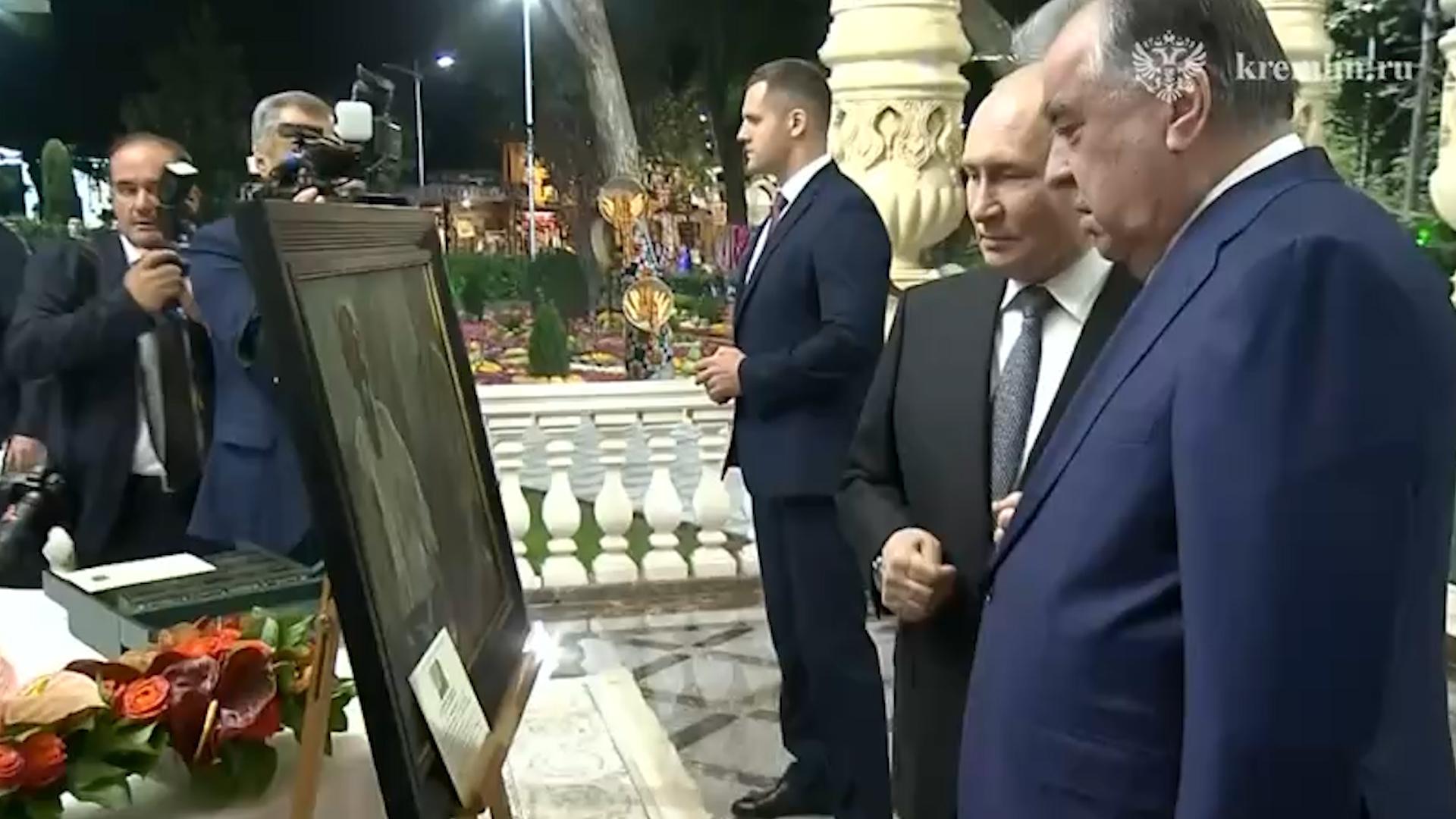 Путин вручил подарки президенту Таджикистана. Видео